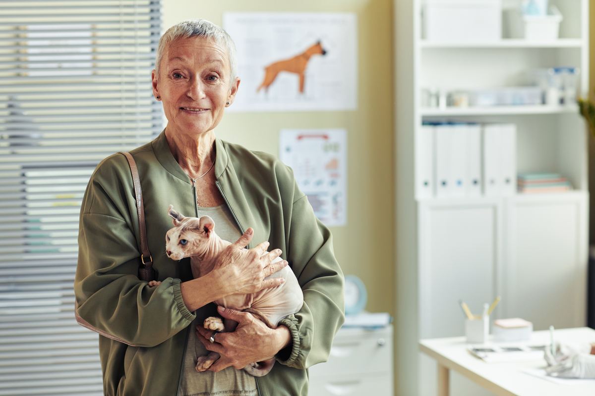 Tutora con gato en clínica veterinaria